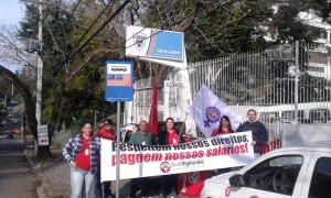 Dirigentes do sindicato levaram faixas e carro de som para a frente as empresas