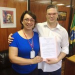 Parlamentar entregou cópia do documento à diretora Rosane Schmitz