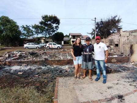 Volmir, a esposa e o diretor José, no local do incêndio