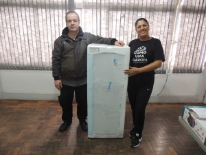 Argeu Rodrigues dos Santos, com a diretora Elisa Araújo, ganhou um freezer