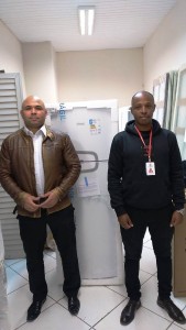Emerson Luis Pires, à esquerda, com o diretor Sílvio Ravanel Jr., ganhou  o sorteio de uma geladeira duplex