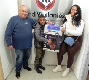 Franciele de Souza, com o filho Luan e o presidente Dias, foi premiada com uma caixa de som
