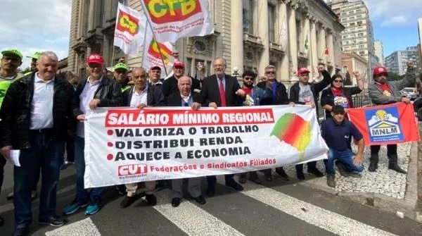 Manifestação da CUT e centrais sindicais cobrando a aprovação do reajuste do piso regional