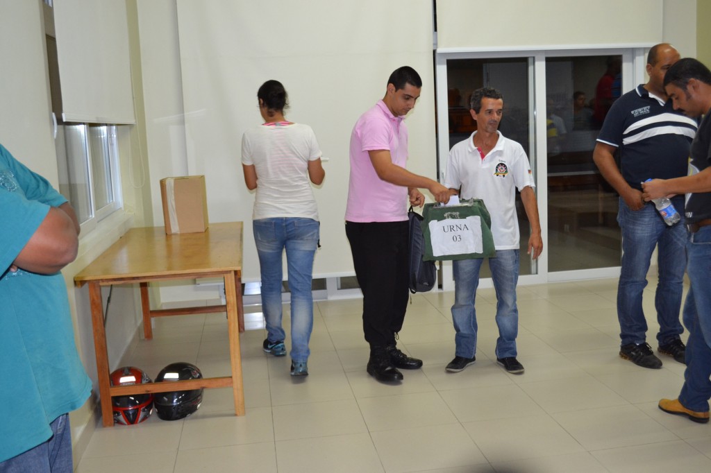 Vigilantes votando em cédulas