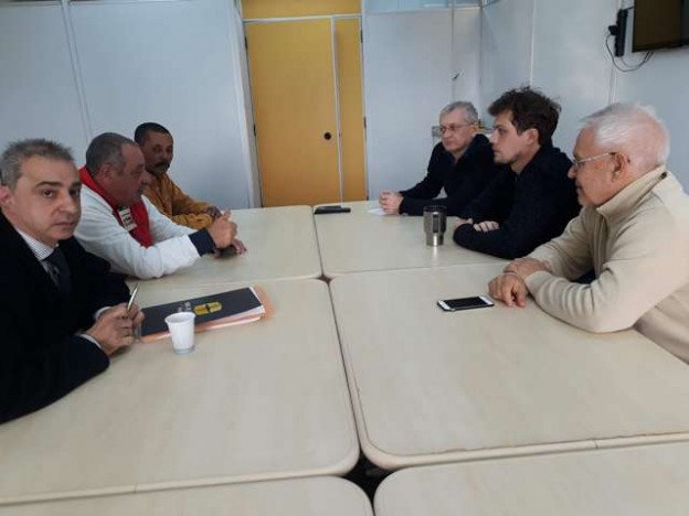 Reunião do presidente Dias, advogado Jorge Young e diretor Barreto, à esquerda, com representantes da Receita