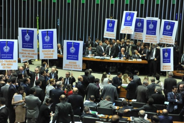 Votação da reforma na Câmara dos Deputados, com cartazes de protesto da oposição (Foto: J. Batista/Câmara dos Deputados)