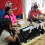 Diretora Elisa Araújo e funcionários Rodrigo Rodrigues e  Paola Barbosa, realizando o sorteio online