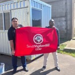 Os representantes do sindicato junto à guarita sem condições de uso