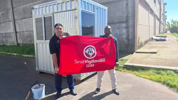 Os representantes do sindicato junto à guarita sem condições de uso