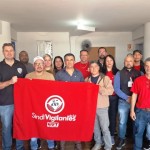 Presidentes, com a bandeira, e diretores(as) dos três sindicatos
