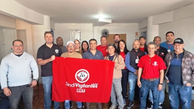 Presidentes, com a bandeira, e diretores(as) dos três sindicatos