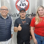 O dono da clínica, Júlio Viana, à esquerda, com José e Cristilorem