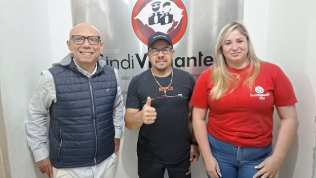 O dono da clínica, Júlio Viana, à esquerda, com José e Cristilorem