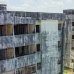 Prédio abandonado - site