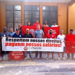 Protesto na frente da prefeitura, pela manhã